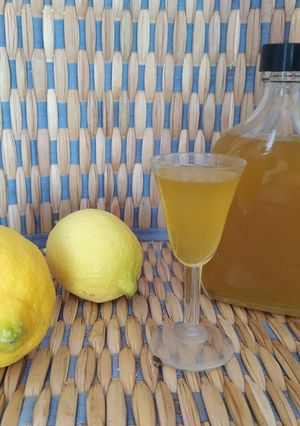 Una foto de Lemoncello suave (licor de limón)