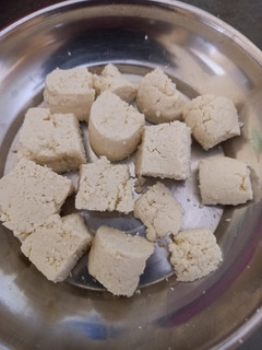 હોમમેડ પનીર (Homemade Paneer Recipe In Gujarati) રેસીપી મુખ્ય ફોટો