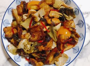 Hình của món Dưa muối kho thịt ba chỉ ngũ vị.