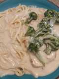 Pechugas de pollo con brócoli en salsa Alfredo