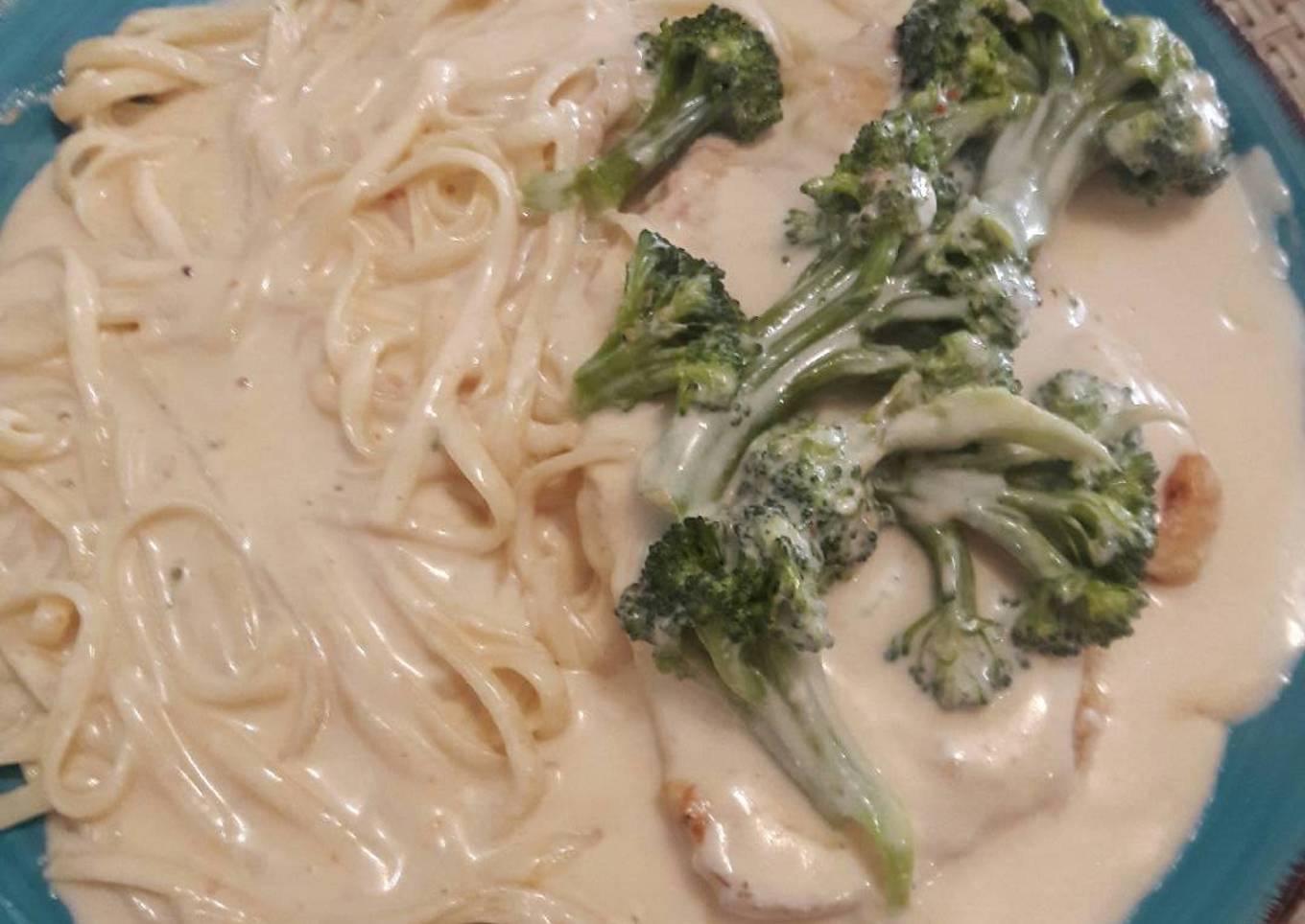 Pechugas de pollo con brócoli en salsa Alfredo