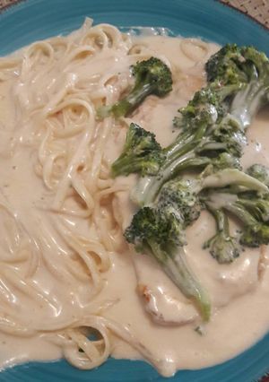 Una foto de Pechugas de pollo con brócoli en salsa Alfredo