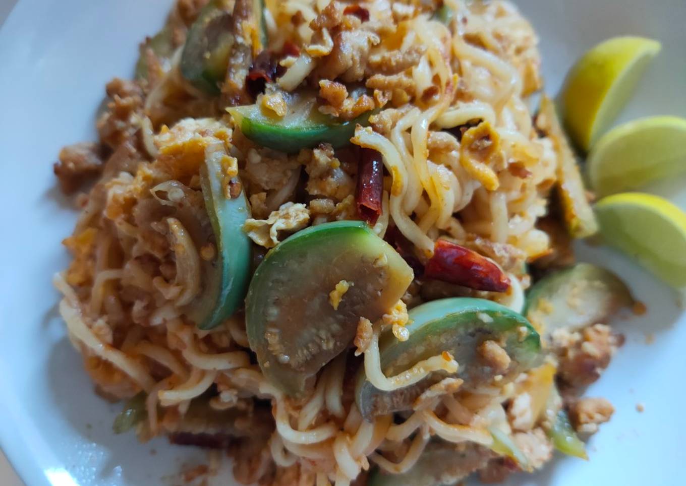 Fried noodle with dried hot chilli (มาม่าผัดพริกแห้ง)