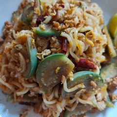 A picture of Fried noodle with dried hot chilli (มาม่าผัดพริกแห้ง).