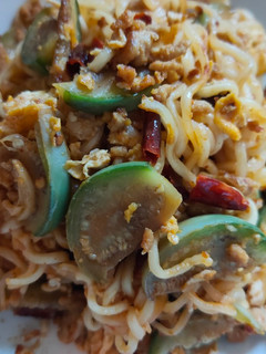 A picture of Fried noodle with dried hot chilli (มาม่าผัดพริกแห้ง).