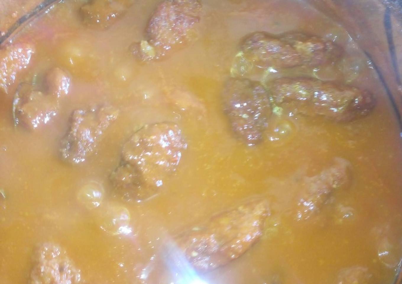 Tortitas de carne de res en caldillo enchilado a la Mario, s
