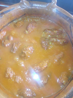 Una foto de Tortitas de carne de res en caldillo enchilado a la Mario, s