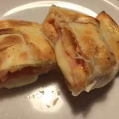 A picture of Empanadas de jamón, queso, ananá y salsa golf.