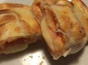 Una foto de Empanadas de jamón, queso, ananá y salsa golf