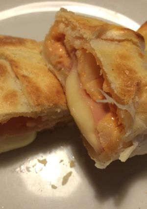 Una foto de Empanadas de jamón, queso, ananá y salsa golf