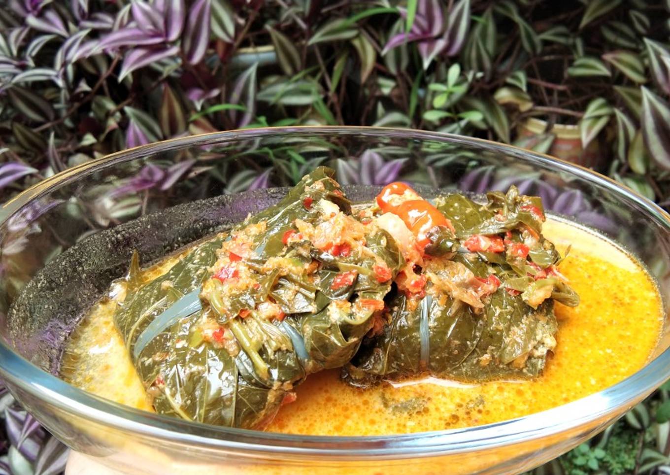 Buntil daun singkong