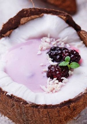 Una foto de Batido de leche de coco y mora