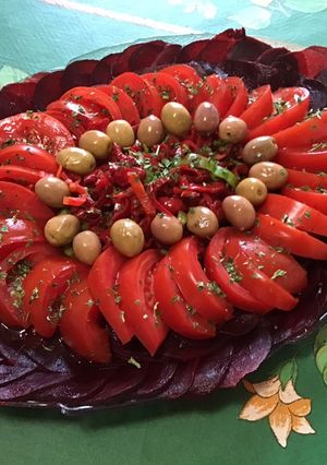 Une photo de Salade de betteraves rouges aux tomates, poivrons et olives