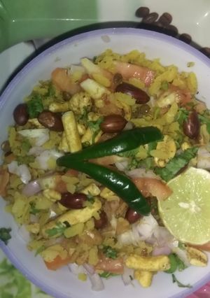 खट्टा मिठा चटपटा पोहा (poha recipe in hindi) रेसिपी मुख्य फोटो