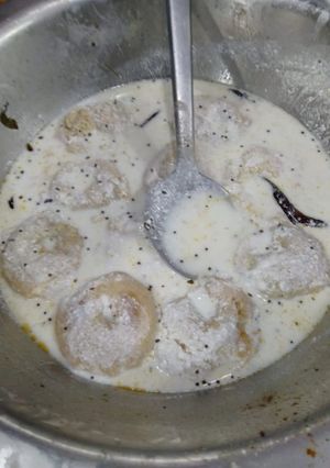 A picture of Odiya dahi vada.