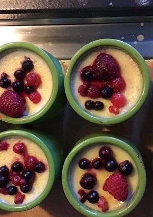 Une photo de Flans vanille et fruits rouges