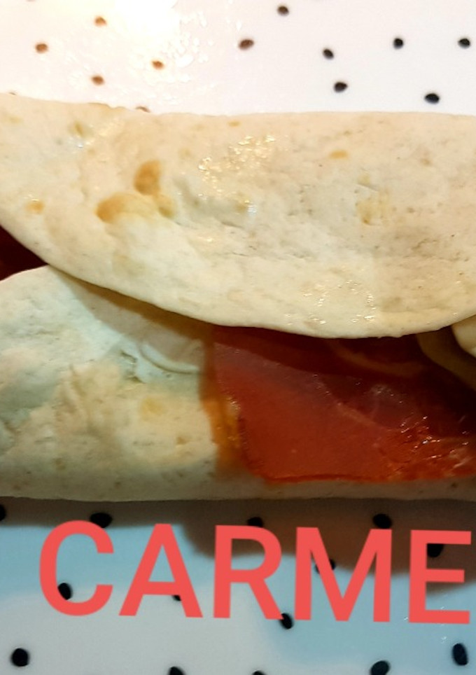 Una foto de Fajitas de jamón serrano y queso curado