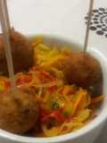 Cake pop de pollo, con verduras salteadas (origen EE.UU)