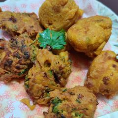A picture of Gobhi ke pakode and Dhaniya ke pakode.