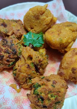 A picture of Gobhi ke pakode and Dhaniya ke pakode.