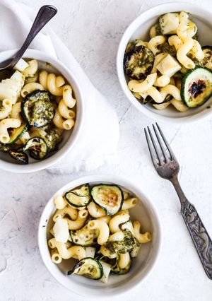 Foto di Pasta fredda con Scamorza affumicata, zucchine grigliate e pesto 🍝