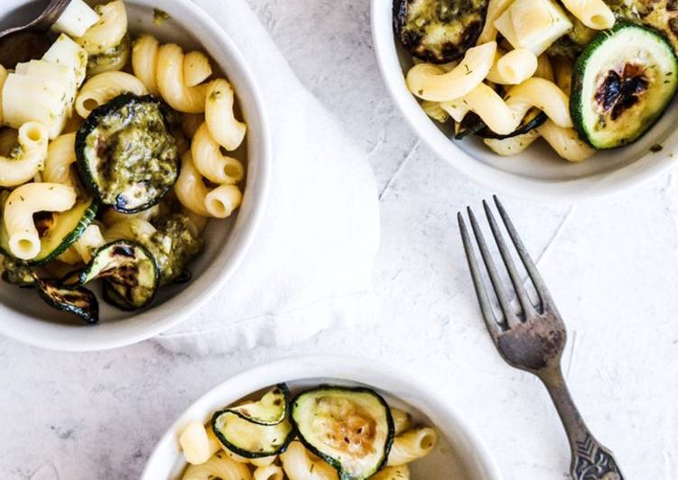 Pasta fredda con Scamorza affumicata, zucchine grigliate e pesto 🍝