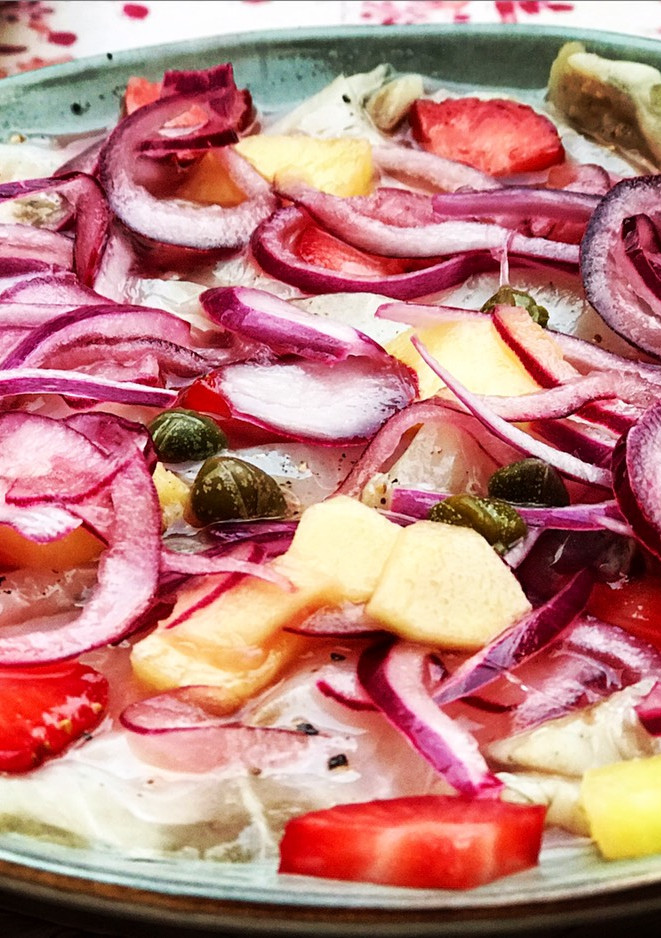 Una foto de Tiradito de corvina con fresas 🍓 y piña 🍍