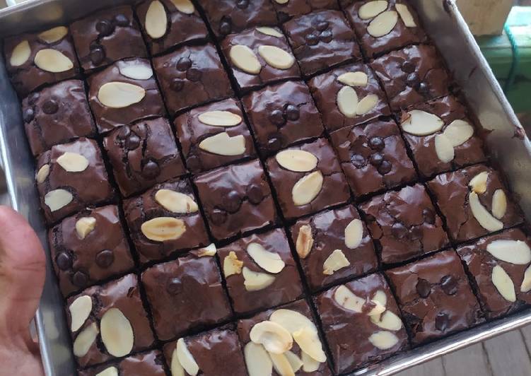 Langkah Mudah untuk Membuat Brownies Shiny crust fudgy &#39;erlina lim&#39; yang Lezat Sekali