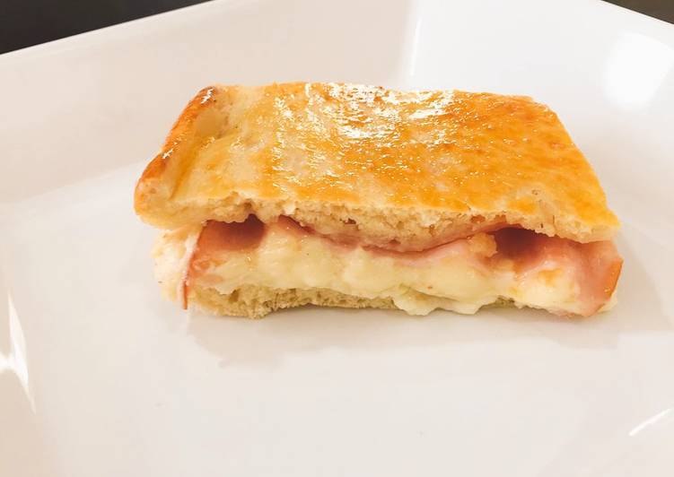 Torta bauru com molho branco