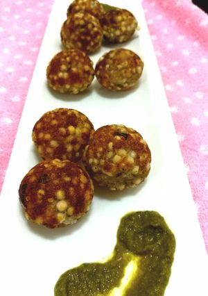 A picture of Sabudana pops in appe pan.