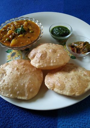 आटा रवा की पूरी (Atta rava puri recipe in hindi) रेसिपी मुख्य फोटो