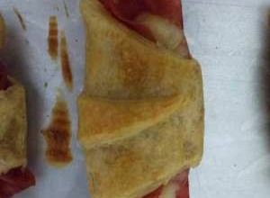 Una foto de Croissant de jamón con queso