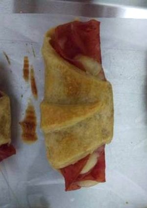 Una foto de Croissant de jamón con queso