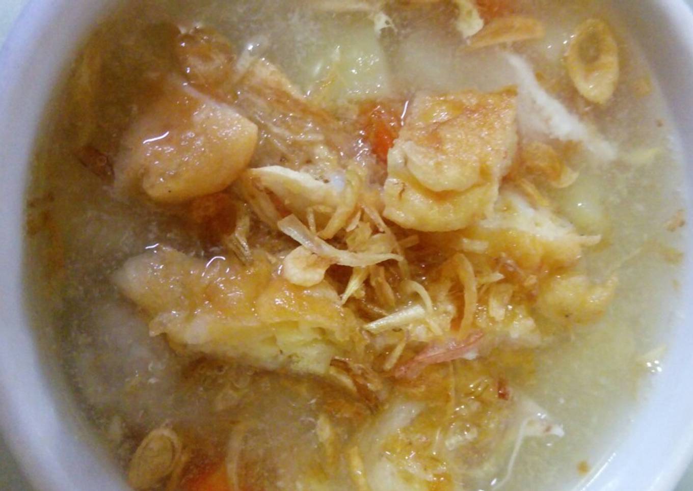 Sup ayam dengan bakso udang goreng