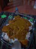 GOMBÓ con salsa de cacahuete, carne de vacuno y una cama de arroz