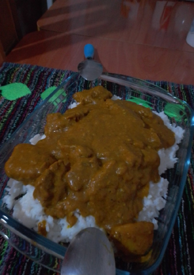 Una foto de GOMBÓ con salsa de cacahuete, carne de vacuno y una cama de arroz