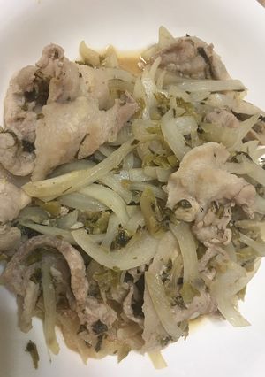 五花肉片炒洋蔥酸菜 的食譜成品照片