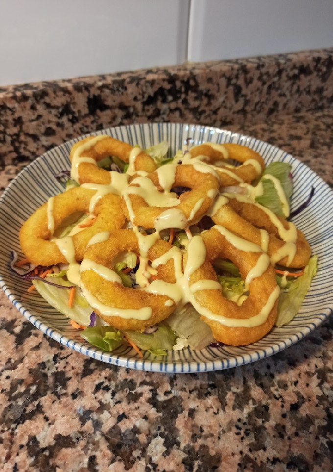 Una foto de Ensalada cuatro estaciones con anillos a la romana en Airfryer