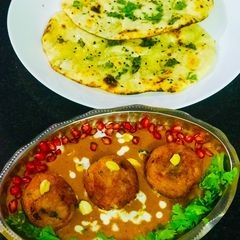 A picture of Malai Kofta with Tawa Naan.