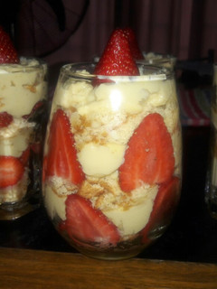 Una foto de Postre de frutilla y crema pastelera