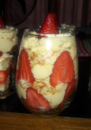 Una foto de Postre de frutilla y crema pastelera