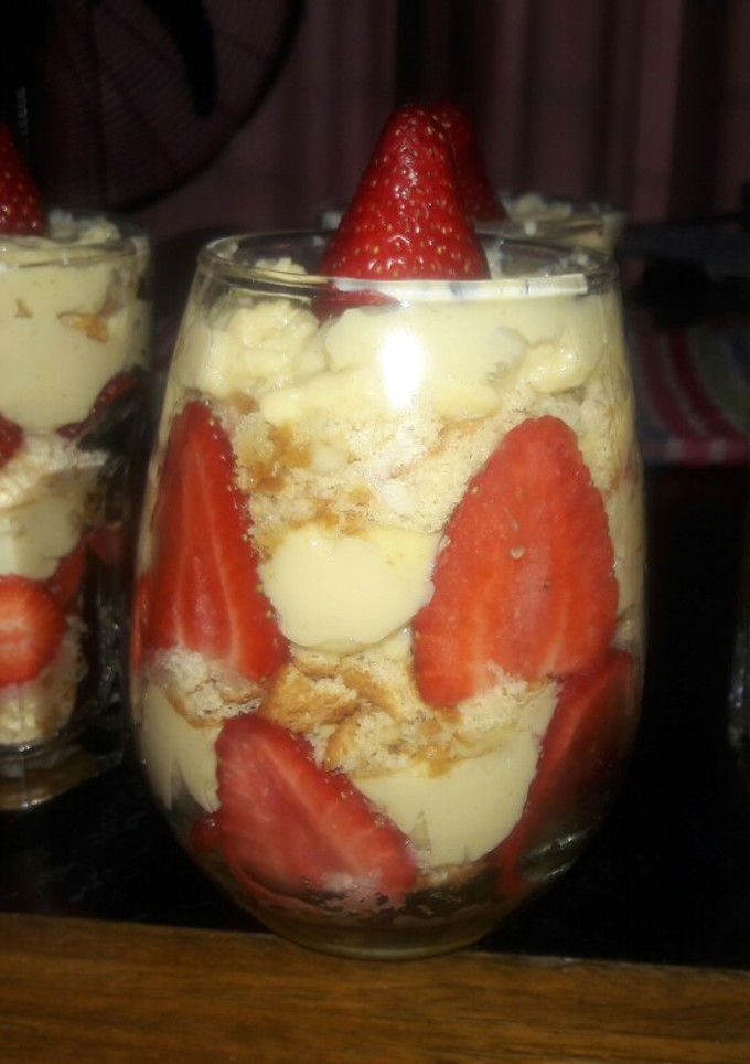 Una foto de Postre de frutilla y crema pastelera