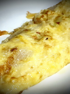 Una foto de Tortilla de cebolla tierna y queso Payoyo🧀🧀