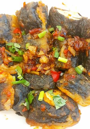 Hình của món Đậu cuộn rong biển chiên rưới sốt tỏi ớt.