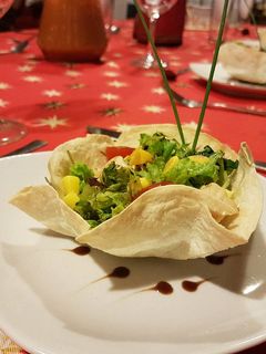 Una foto de Ensalada verde con pollo al vino blanco y mango