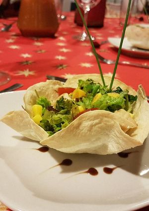 Una foto de Ensalada verde con pollo al vino blanco y mango