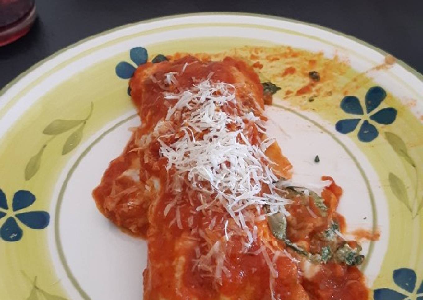 Canelones de acelga y ricota con salsa mixta