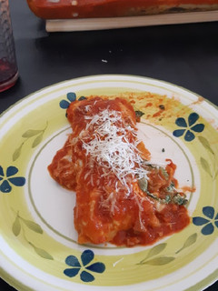Una foto de Canelones de acelga y ricota con salsa mixta