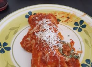 Una foto de Canelones de acelga y ricota con salsa mixta