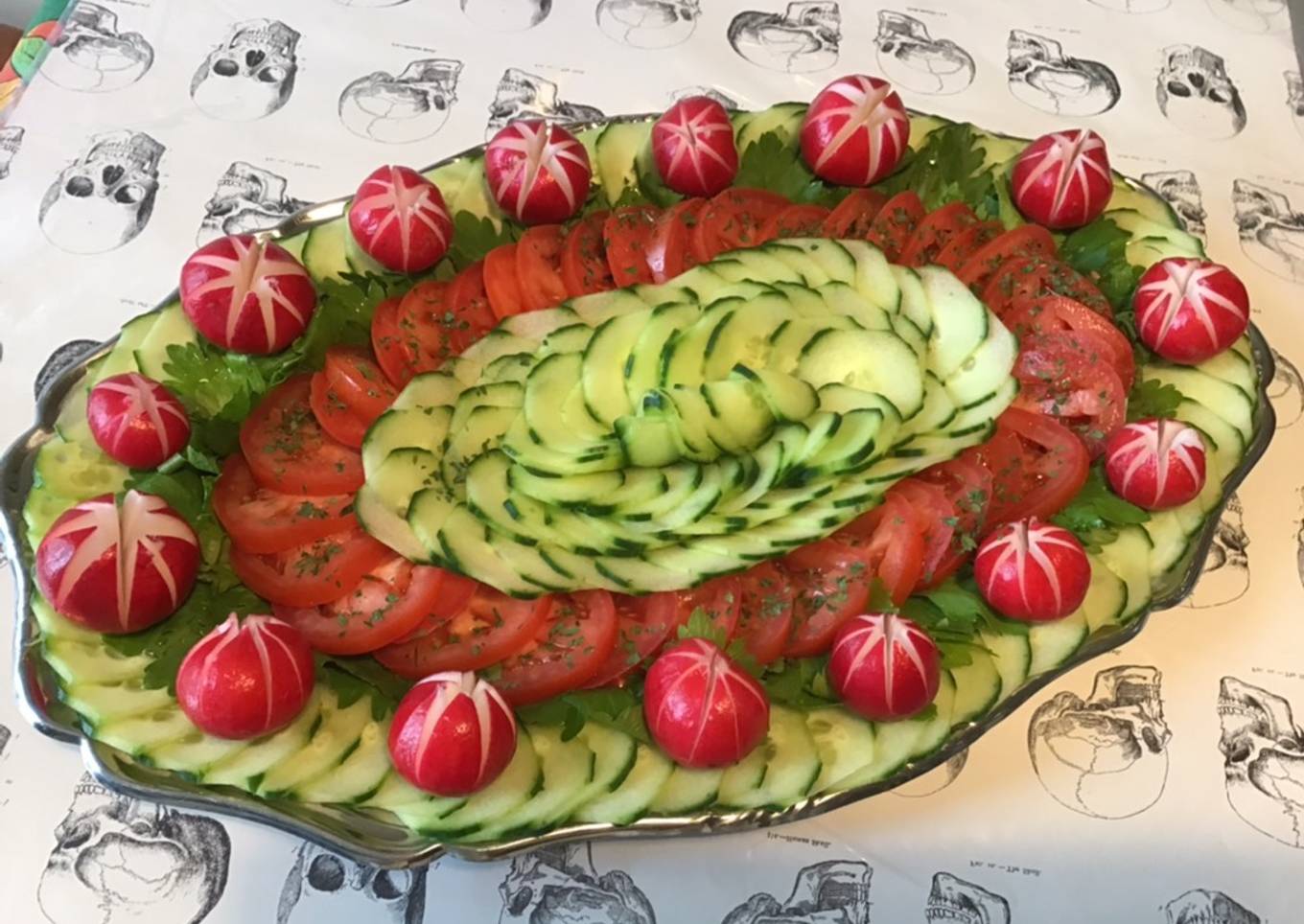 Salade de concombre aux tomates,céleri branche et radis ronds